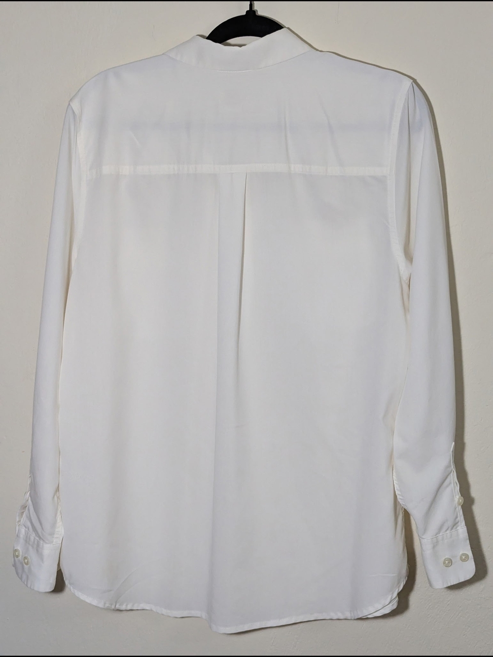 Chico's White Blouse with Clean V-Neck Detail 2 - Picture 4 of 5